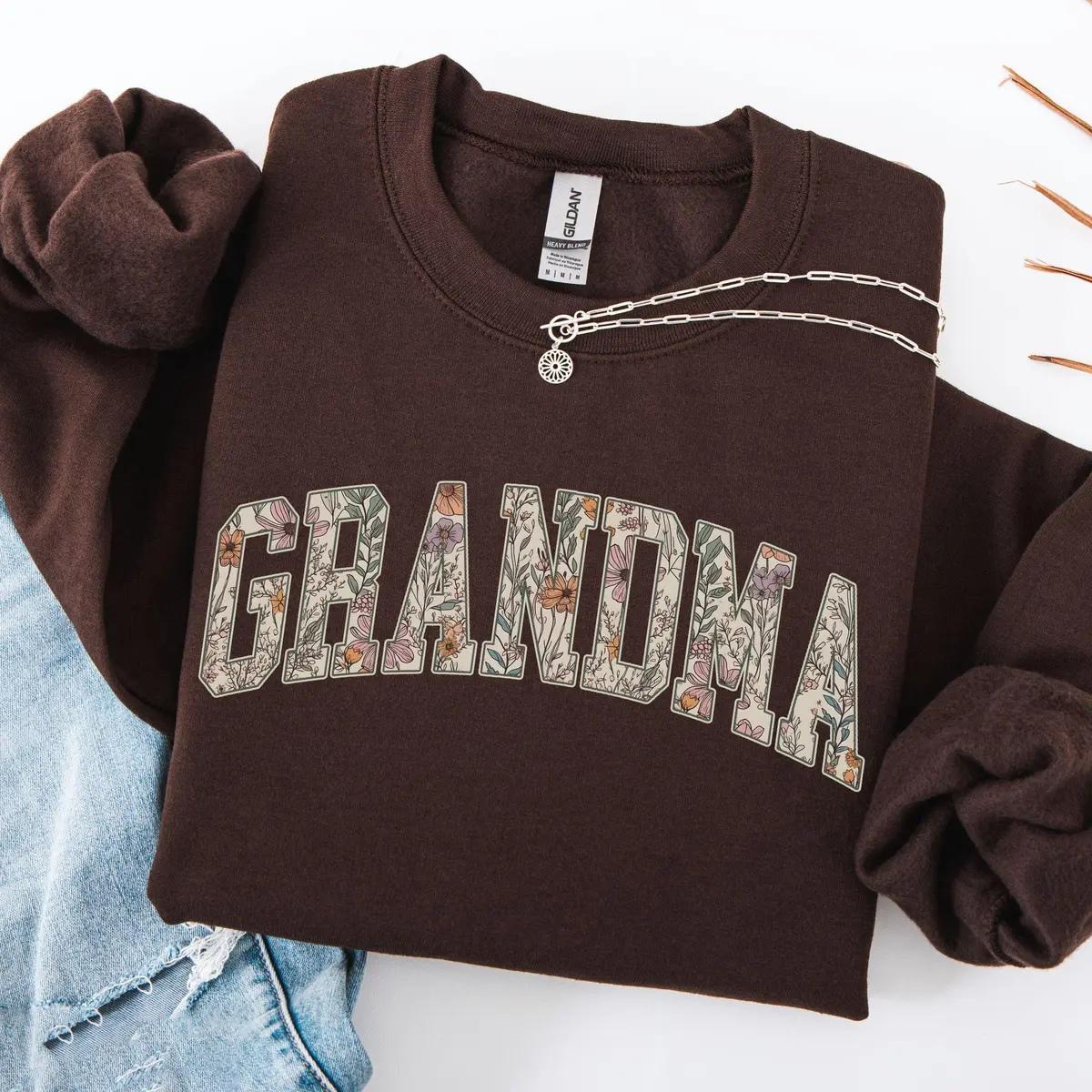 Personalized Grandma Sweatshirt, Floral Grandma Nana Mimi Gigi Auntie Mama Custom Name, Grandparent Christmas Gift for Women, Vintage Floral Varsity Style – GRANDMA