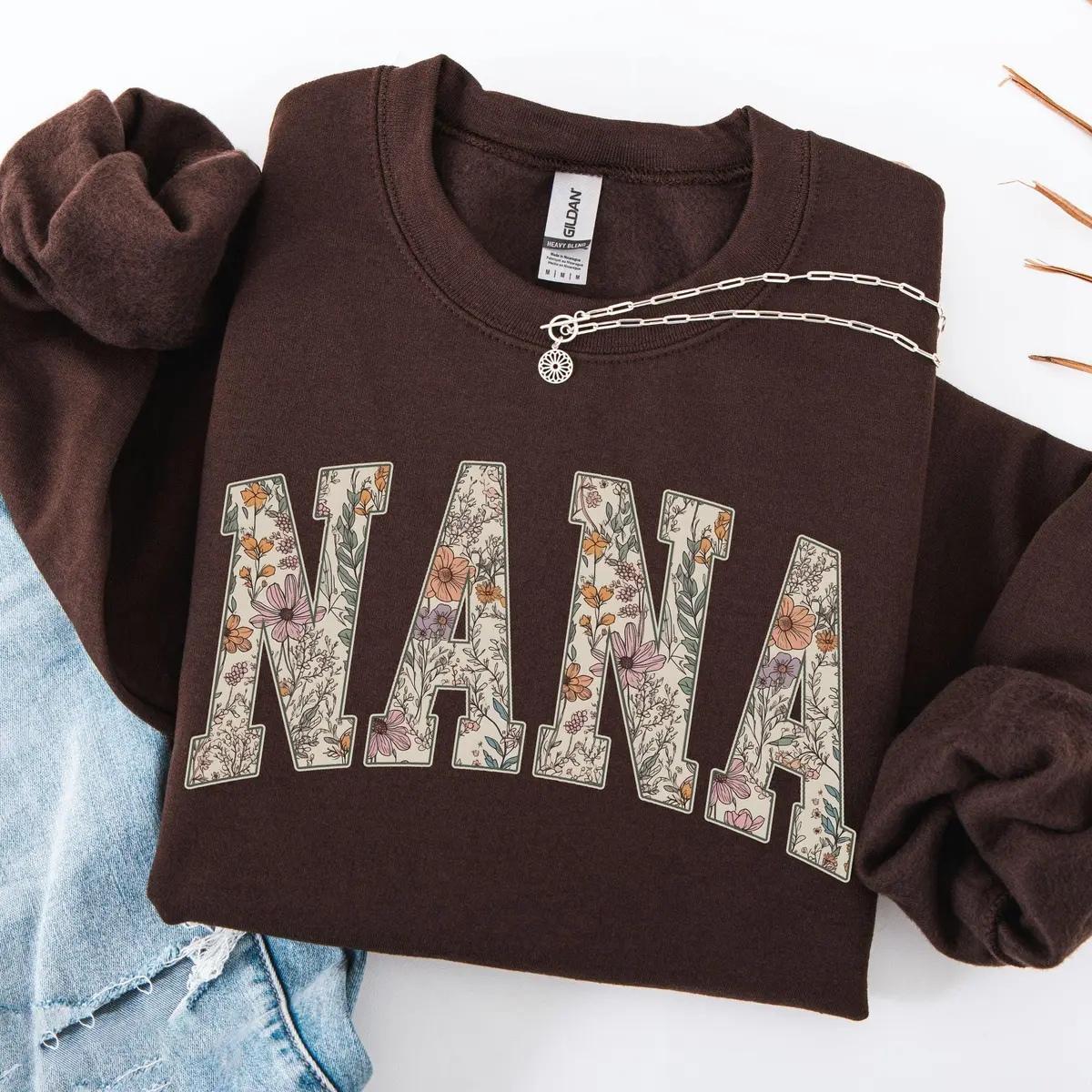 Personalized Grandma Sweatshirt, Floral Grandma Nana Mimi Gigi Auntie Mama Custom Name, Grandparent Christmas Gift for Women, Vintage Floral Varsity Style – NANA