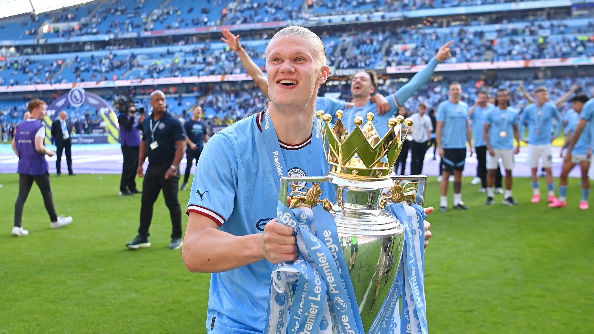 Erling Haaland Premier League trophy Manchester City 2022-23