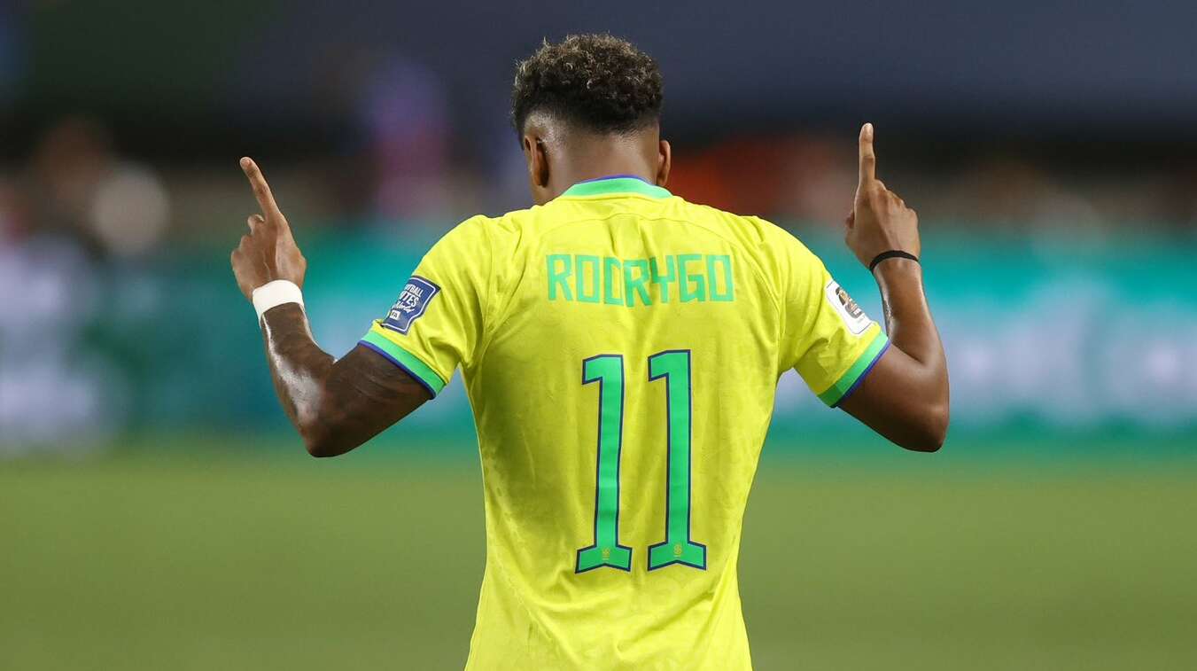 Autor de 2 gols, Rodrygo festeja sua assistência para Neymar